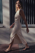 Midi-Kleid mit goldenem Schmuckapplik