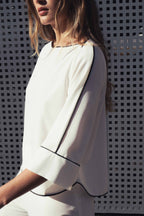 Bluse mit kontrastierenden Paspeln