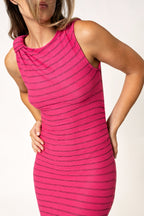 KLEID MIT STRUKTURSTREIFEN