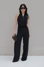 Neckholder-Jumpsuit mit kontrastierenden Paspeln