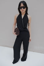 Neckholder-Jumpsuit mit kontrastierenden Paspeln