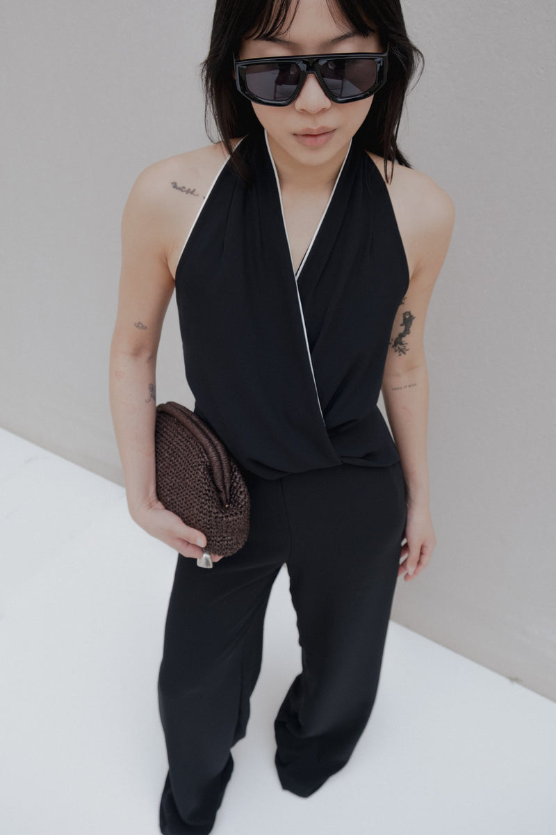 Neckholder-Jumpsuit mit kontrastierenden Paspeln