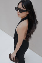 Neckholder-Jumpsuit mit kontrastierenden Paspeln