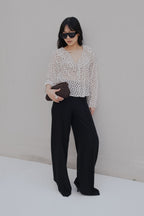 BLUSE MIT RÜSCHEN UND PUNKTEN