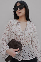 BLUSE MIT RÜSCHEN UND PUNKTEN