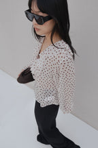 BLUSE MIT RÜSCHEN UND PUNKTEN