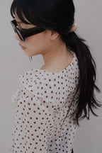 BLUSE MIT RÜSCHEN UND PUNKTEN