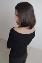 STRICKPULLOVER MIT SCHULTERFREIEM DESIGN