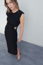 Midi-Kleid mit goldenem Schmuckapplik