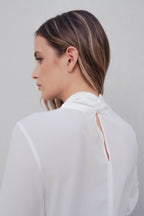 Bluse mit Bindeband am Ausschnitt