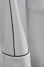 Bluse mit kontrastierenden Paspeln