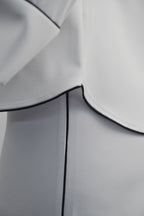 Bluse mit kontrastierenden Paspeln
