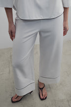 Culotte-Hose mit kontrastierenden Paspeln