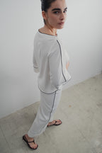 Bluse mit kontrastierenden Paspeln