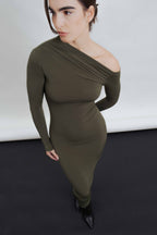 ASYMMETRISCHES MIDI-KLEID IN KHAKI