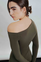 ASYMMETRISCHES MIDI-KLEID IN KHAKI