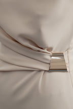 Midi-Kleid mit goldenem Schmuckapplik