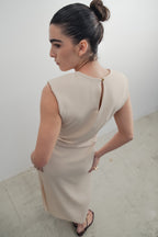 Midi-Kleid mit goldenem Schmuckapplik