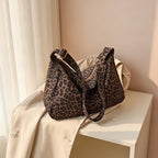 Bolsa de tiracolo com padrão de leopardo